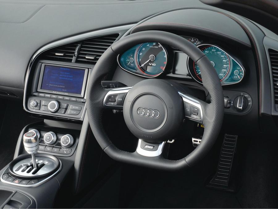 Торпедо Audi R8 V10 Spyder 2010 года  (UK) (фото 20 из 23)